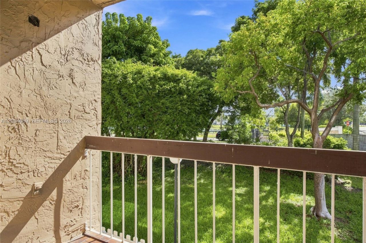 9905 NW 9th St Cir, Unit 12-21, Miami, FL 33172 Photo