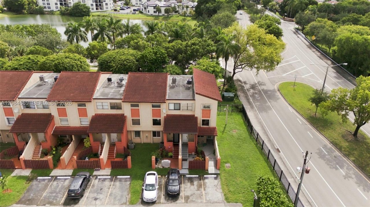 9905 NW 9th St Cir, Unit 12-21, Miami, FL 33172 Photo