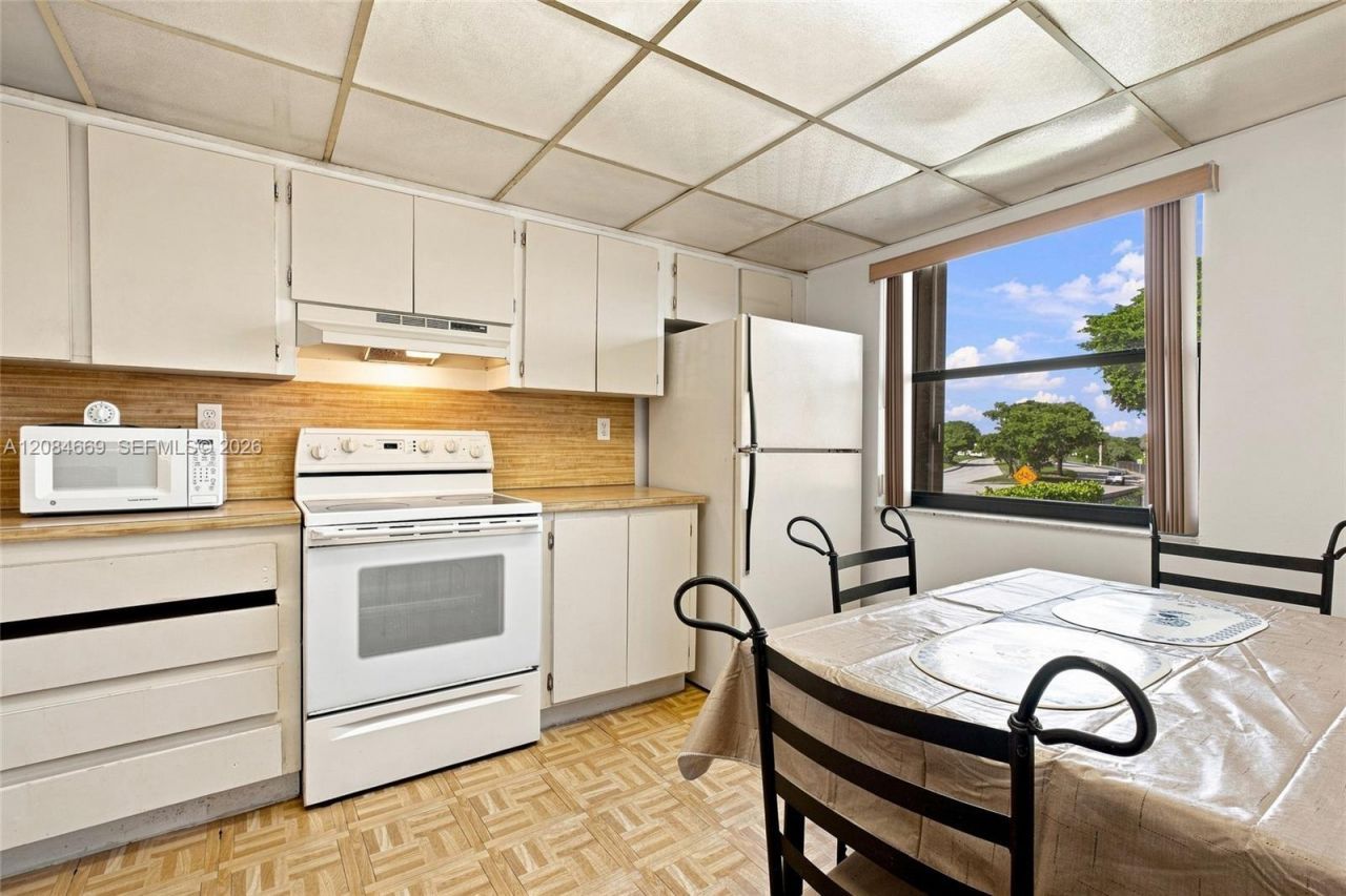 9905 NW 9th St Cir, Unit 12-21, Miami, FL 33172 Photo