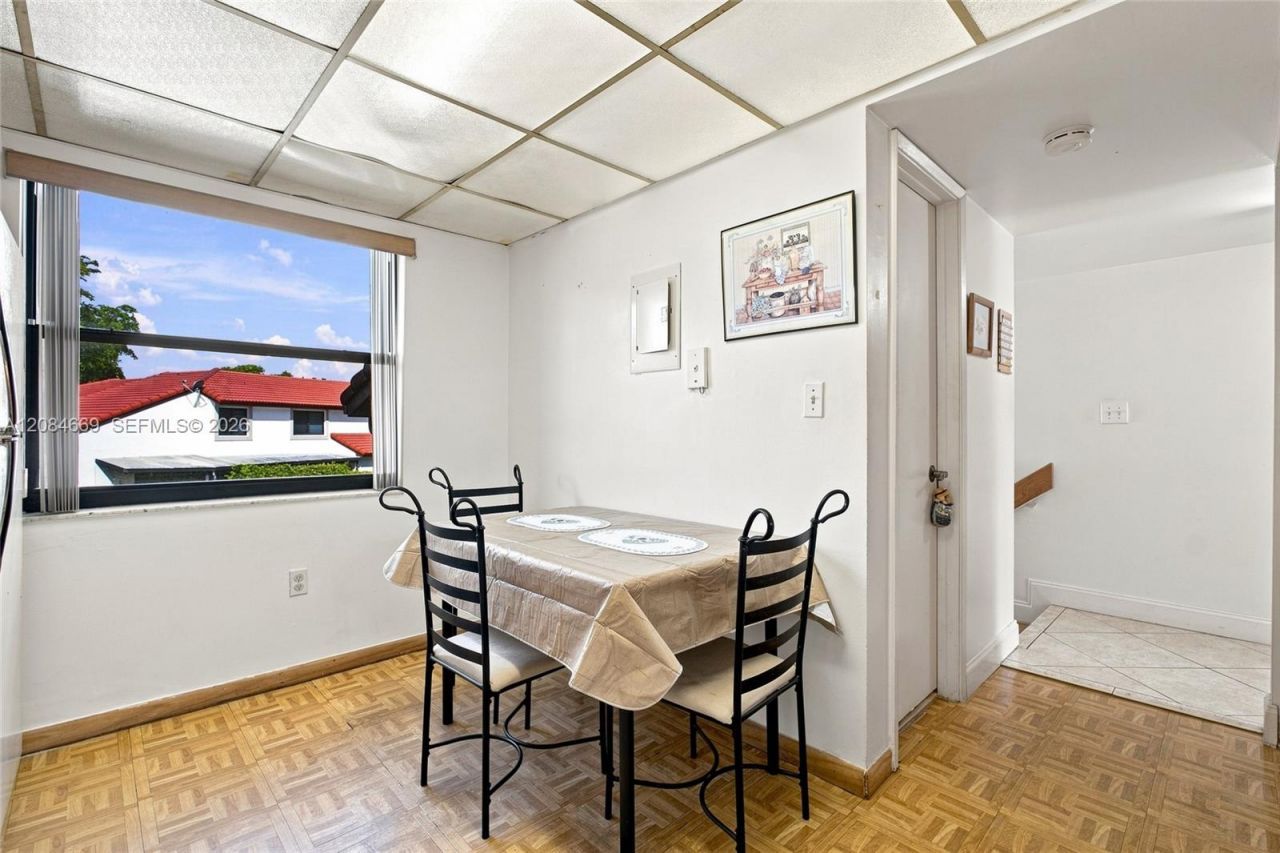 9905 NW 9th St Cir, Unit 12-21, Miami, FL 33172 Photo