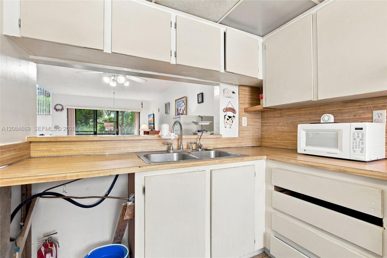 9905 NW 9th St Cir, Unit 12-21, Miami, FL 33172 Photo