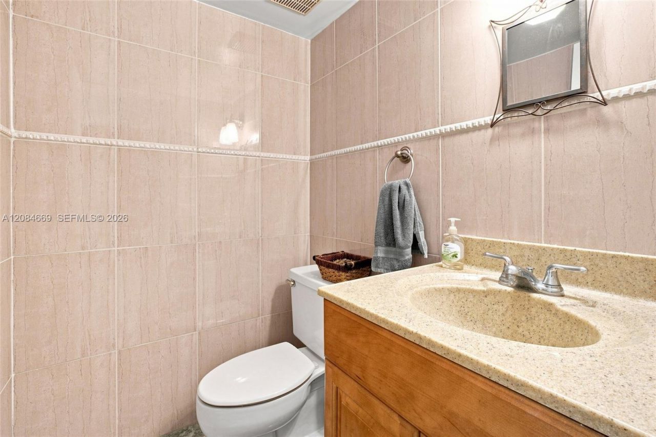 9905 NW 9th St Cir, Unit 12-21, Miami, FL 33172 Photo