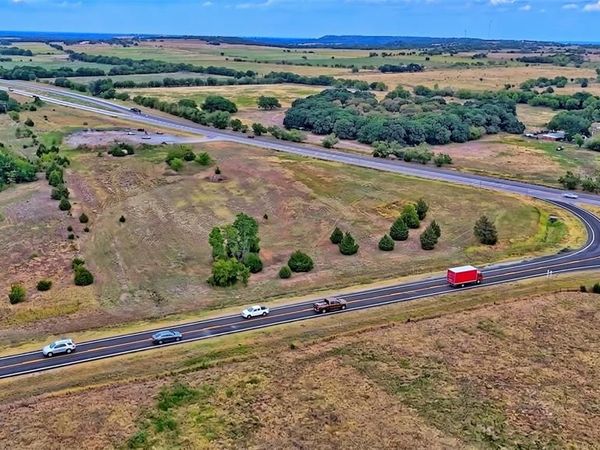 907 US-82 Highway , Saint Jo, TX 76265