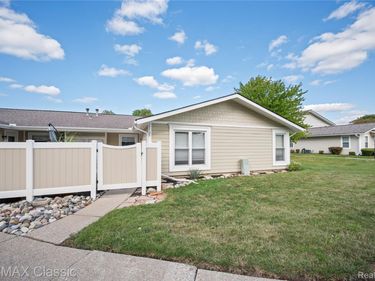39727 Village Wood Lane , Novi, Mi 48375