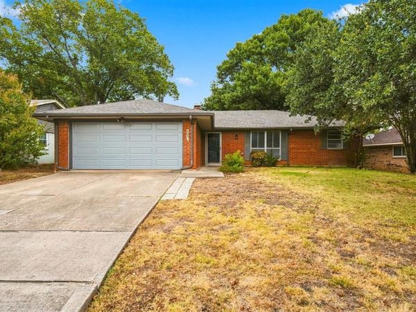 809 S Atkerson Lane, Euless, TX 76040