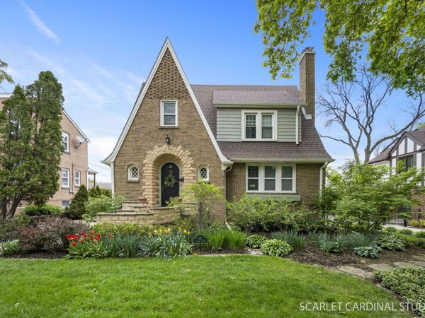 821 Howard Street , Wheaton, IL 60187