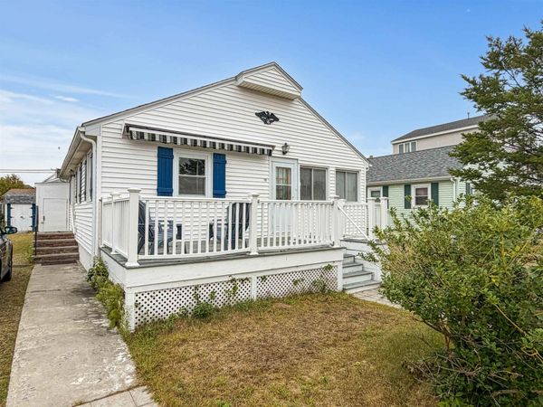 19 Plymouth Street, Hampton, NH 03842