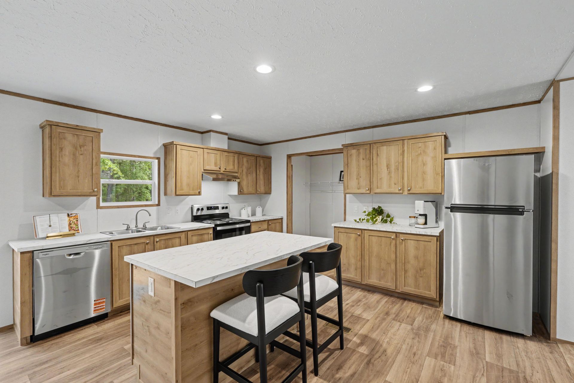 244 Saturn Lane Photo 6
