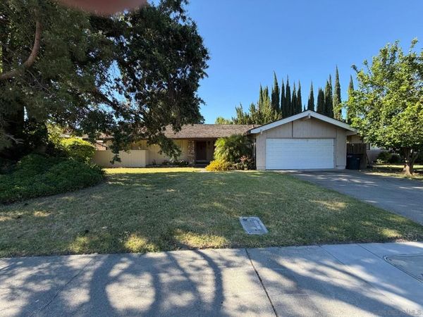 622 Rivercrest Dr., Sacramento, CA 95831
