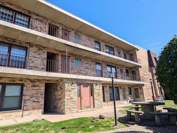 2610 Oakton Street , Unit 5W, Park Ridge, IL 60068