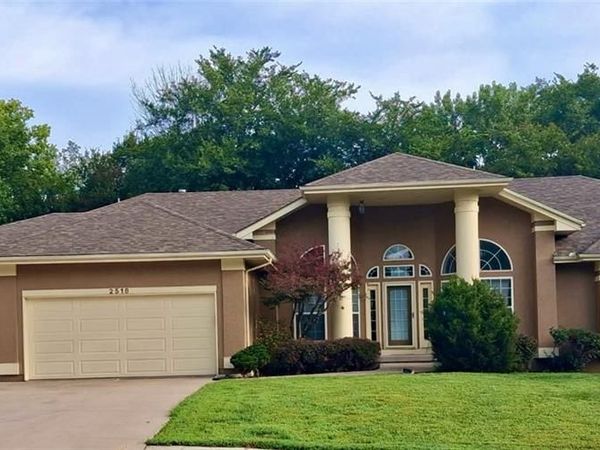 2518 SW Wintervalley Court, Lee's Summit, MO 64081