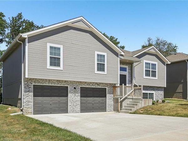 910 NW Hilltop Lane, Grain Valley, MO 64029