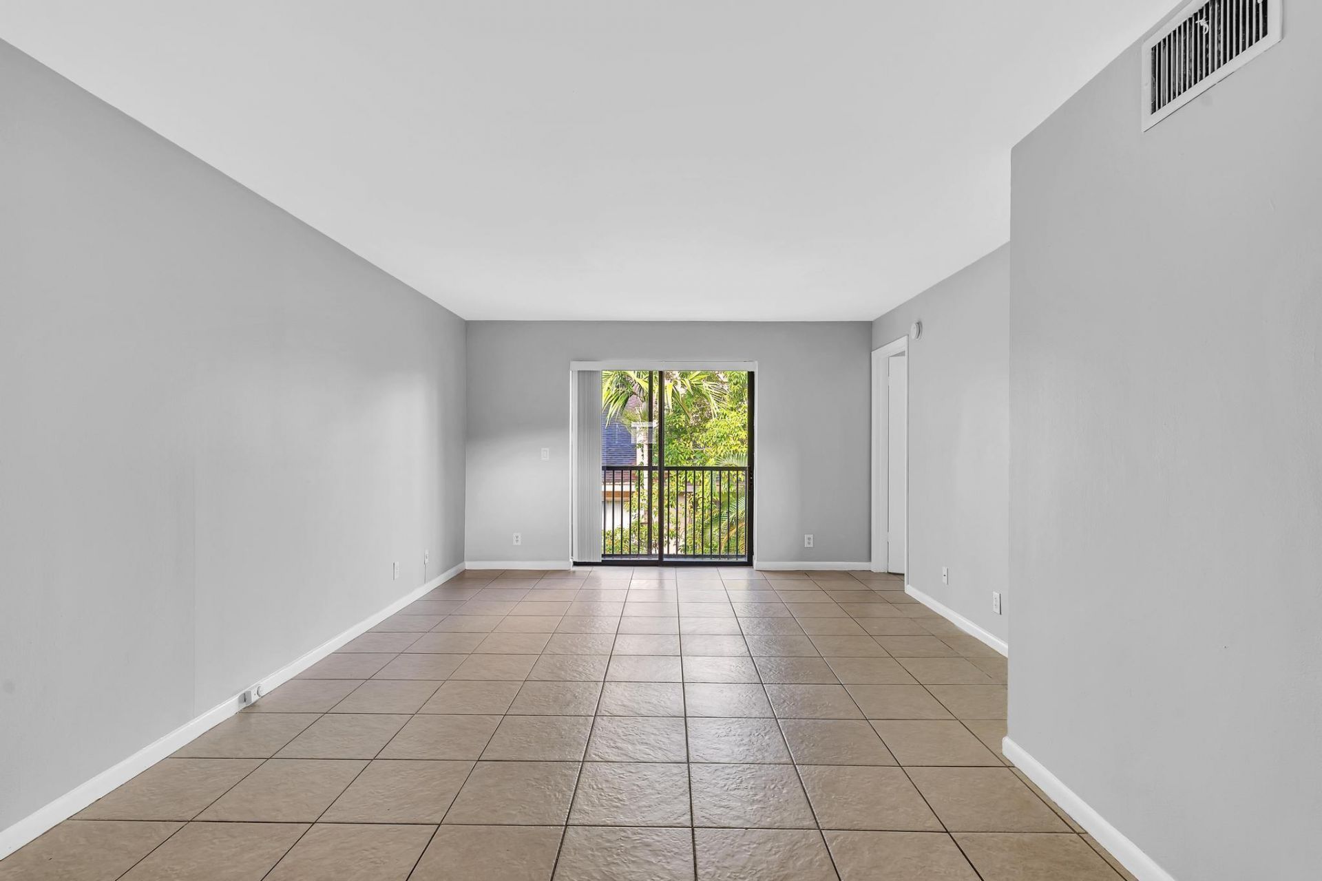 21904 Lake Forest Circle, Unit 202, Boca Raton, FL 33433 Photo