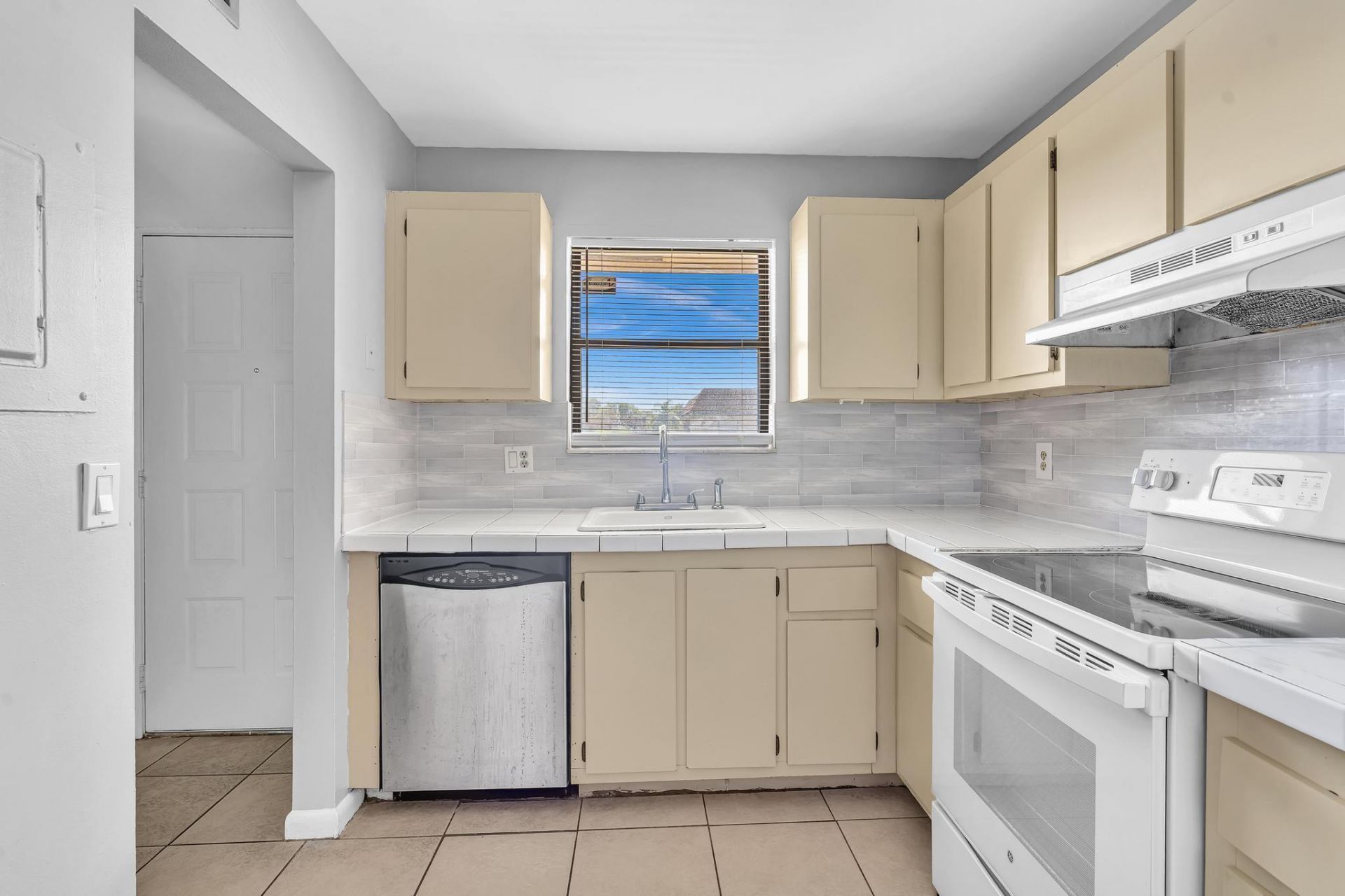 21904 Lake Forest Circle, Unit 202, Boca Raton, FL 33433 Photo