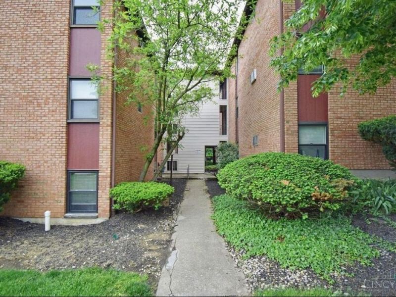 4908 Chalet Drive, Unit 403, Saint Bernard, OH 45217 Photo 2