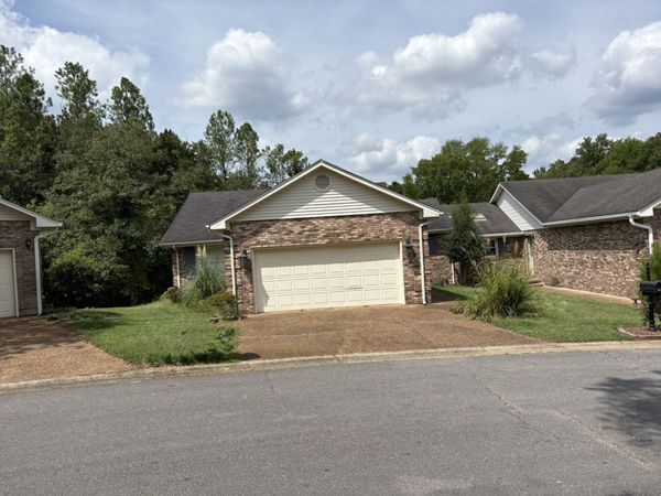 229 Hillsboro Cir, Florence, AL 35630