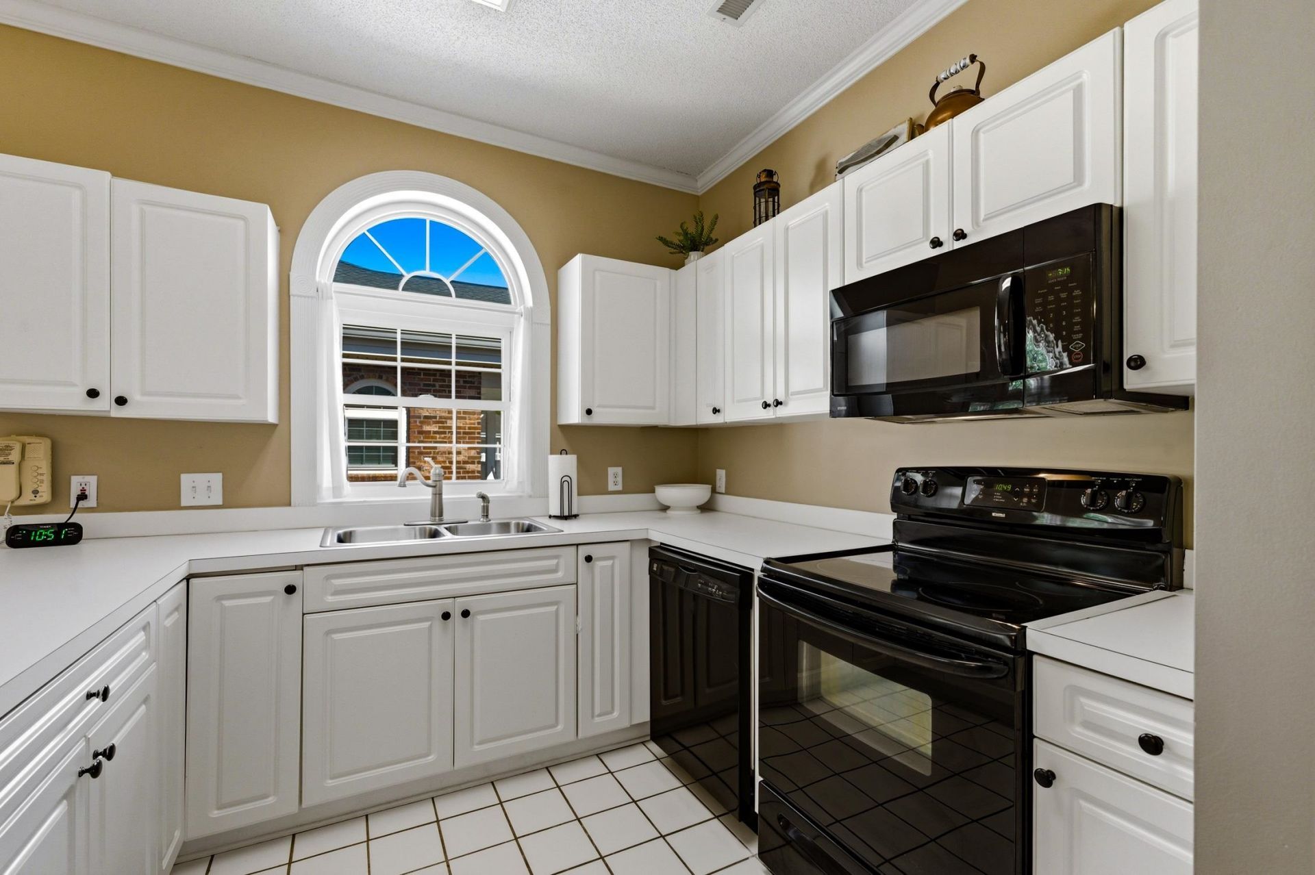 690 Riverwalk Dr. Photo 12