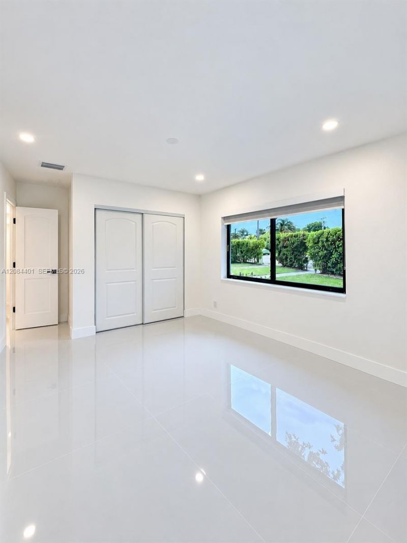 930 NE 163rd St, North Miami Beach, FL 33162 Photo