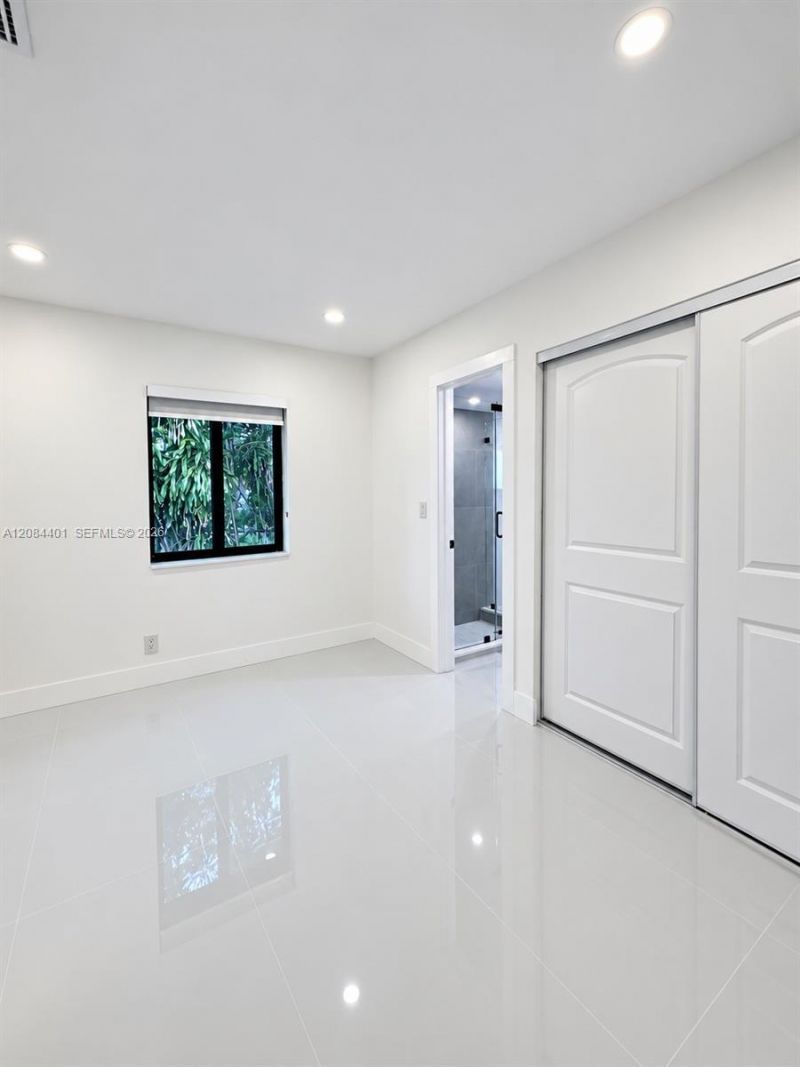 930 NE 163rd St, North Miami Beach, FL 33162 Photo