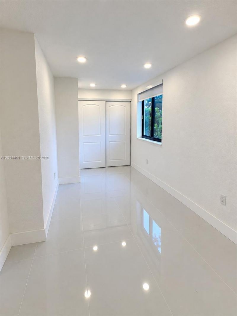 930 NE 163rd St, North Miami Beach, FL 33162 Photo