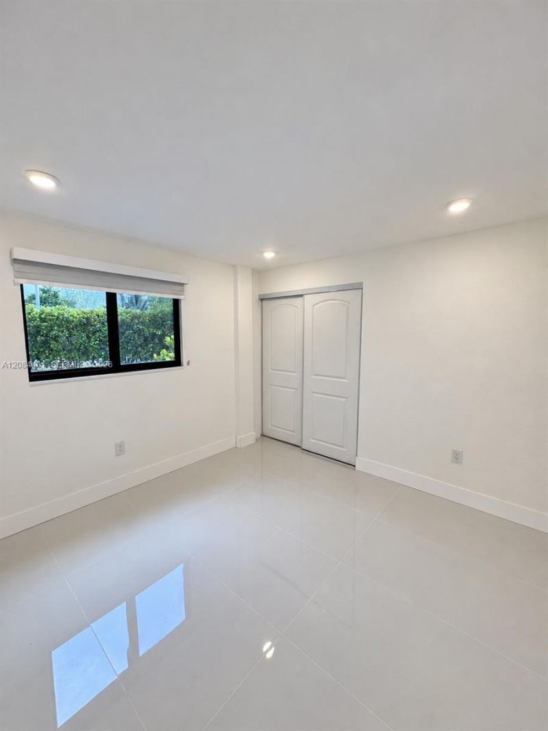 930 NE 163rd St, North Miami Beach, FL 33162 Photo
