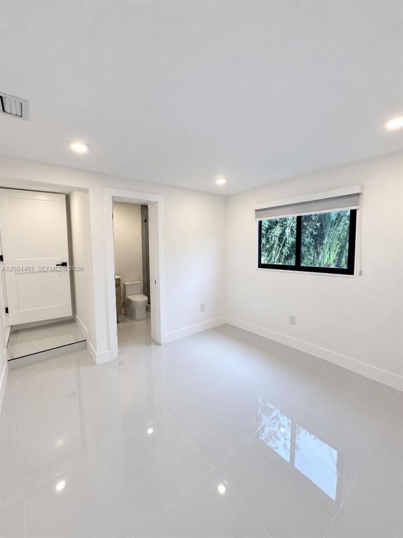 930 NE 163rd St, North Miami Beach, FL 33162 Photo