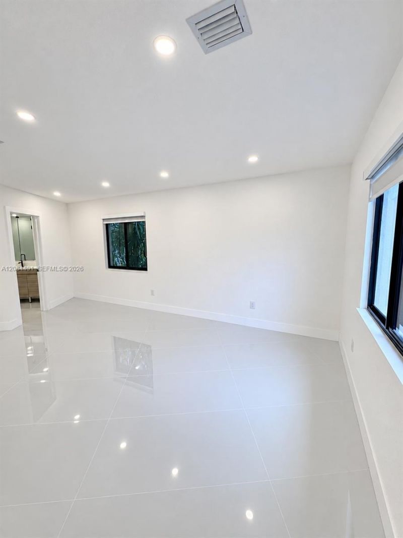 930 NE 163rd St, North Miami Beach, FL 33162 Photo
