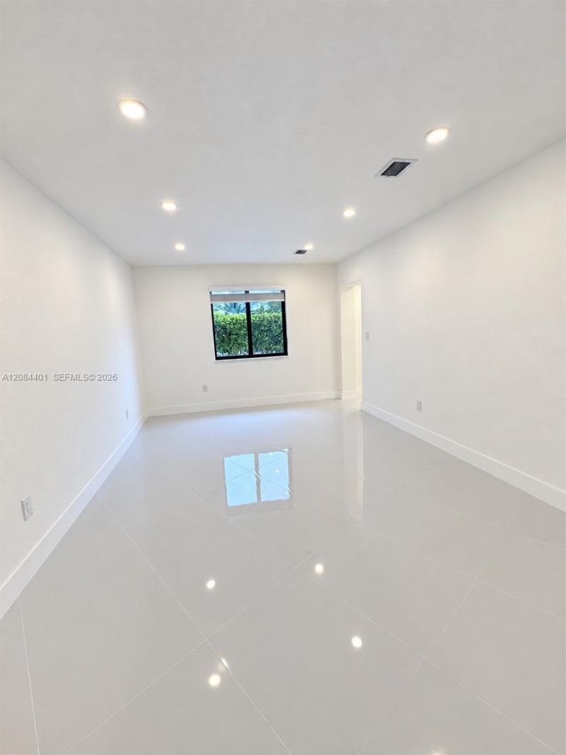 930 NE 163rd St, North Miami Beach, FL 33162 Photo