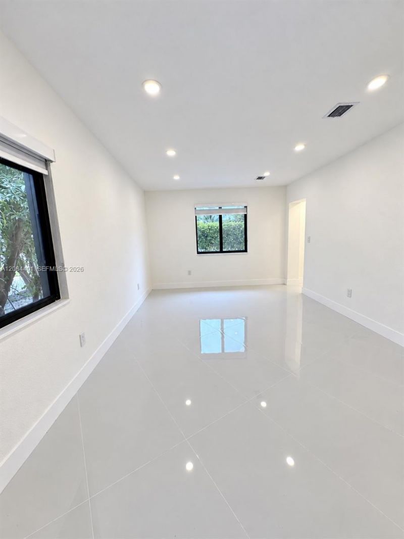930 NE 163rd St, North Miami Beach, FL 33162 Photo