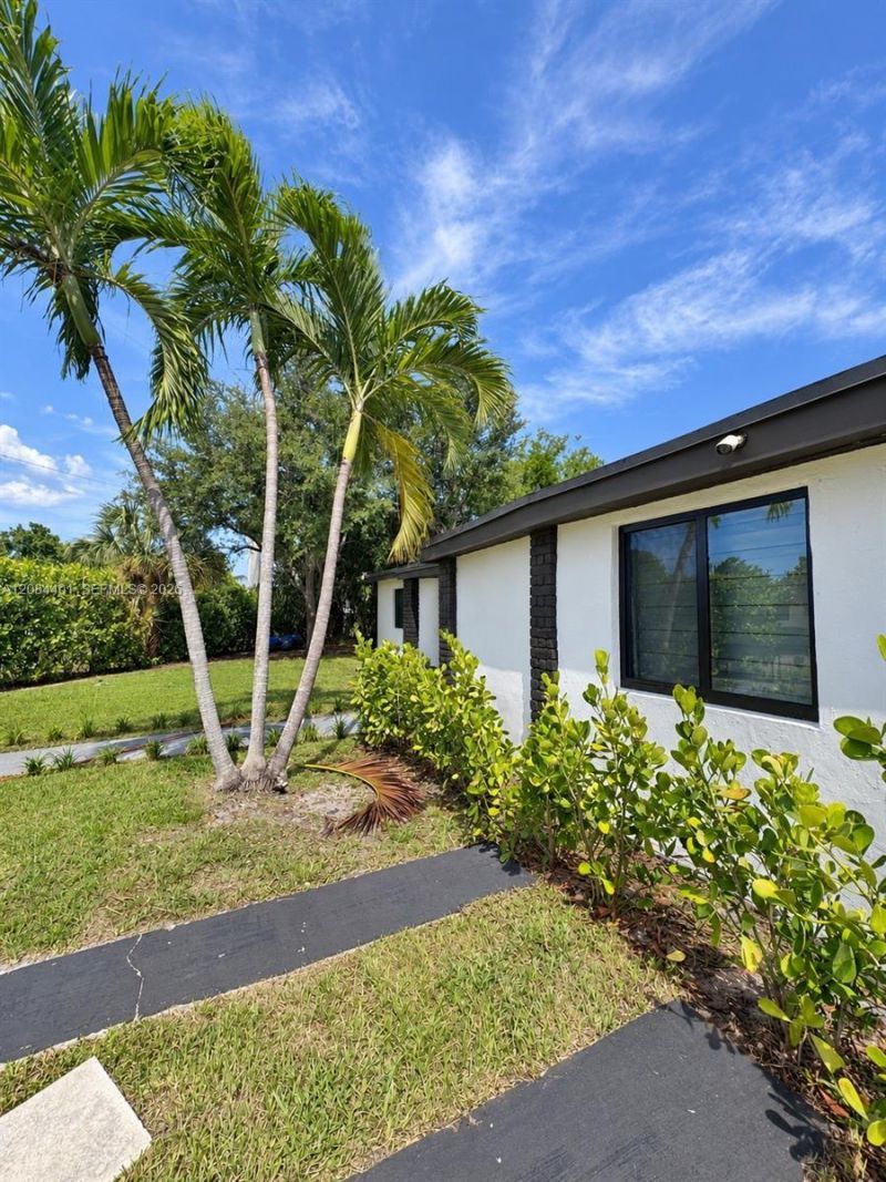 930 NE 163rd St, North Miami Beach, FL 33162 Photo