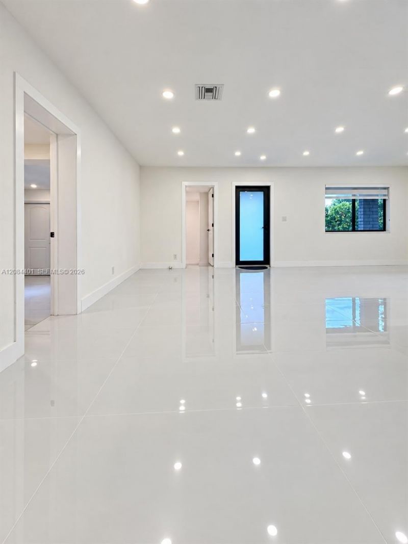 930 NE 163rd St, North Miami Beach, FL 33162 Photo
