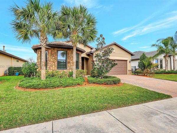 727 SE Boboli Way, Port St. Lucie, FL 34984