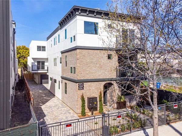 1227 June St, Hollywood, CA 90038