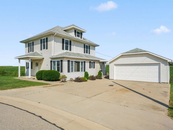 7494 Iowa St , New Vienna, IA 52065