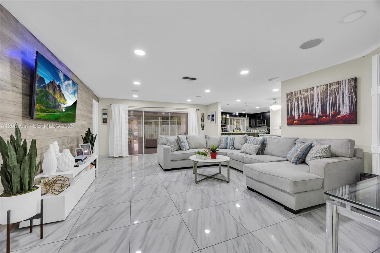8441 Sunset Strip, Sunrise, FL 33322 Photo
