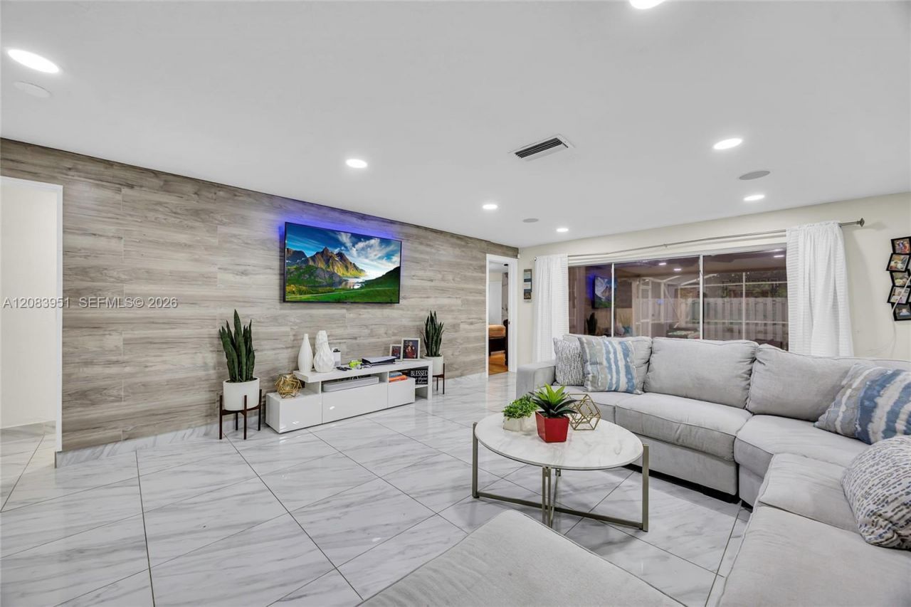 8441 Sunset Strip, Sunrise, FL 33322 Photo