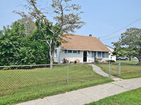 101 Phyllis Drive , Lindenhurst, NY 11757