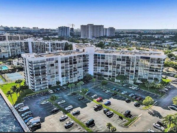 800 Parkview Dr, Unit 709, Hallandale Beach, FL 33009