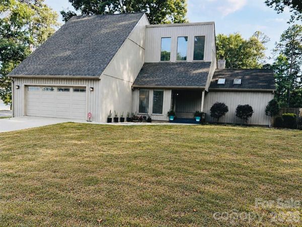 496 17th Avenue Drive NE, Hickory, NC 28601