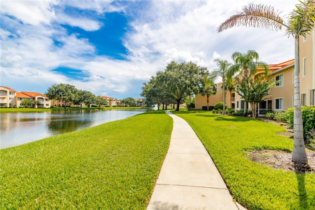 1590 S 42nd Circle, Unit 208, Vero Beach, FL 32967 Photo