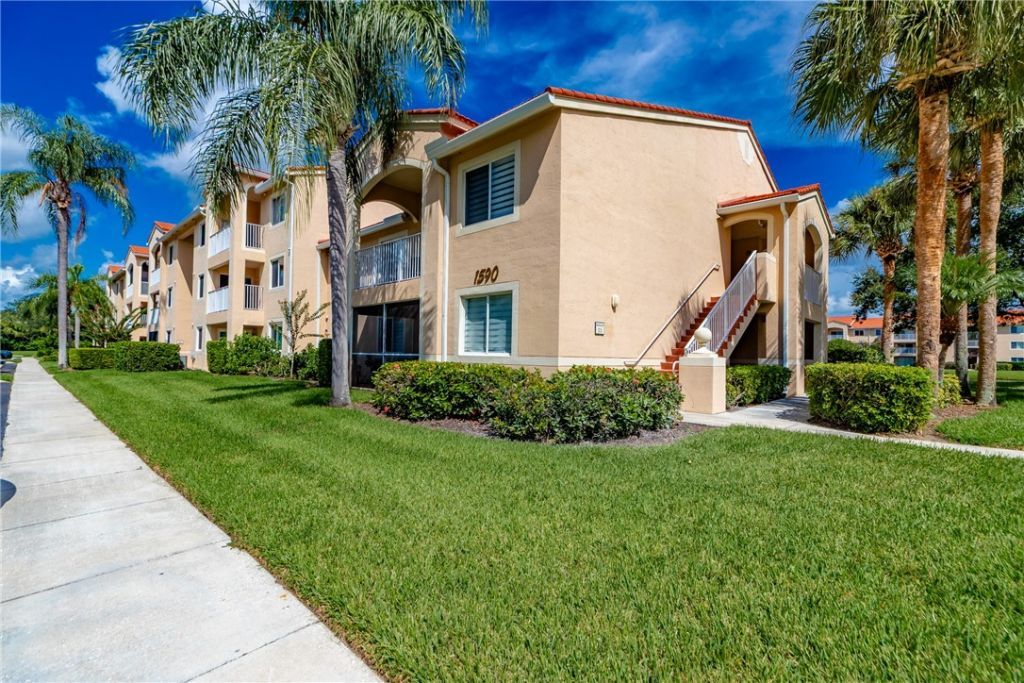 1590 S 42nd Circle, Unit 208, Vero Beach, FL 32967 Photo