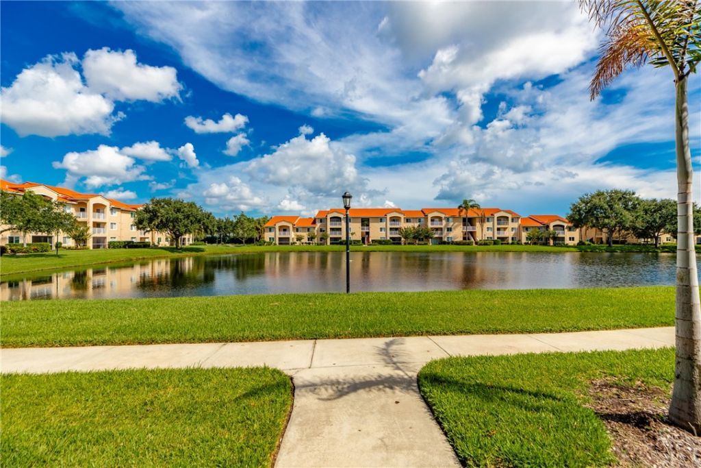 1590 S 42nd Circle, Unit 208, Vero Beach, FL 32967 Photo