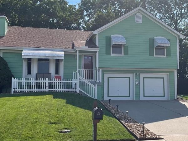 6527 Sioux Drive, Parkville, MO 64152