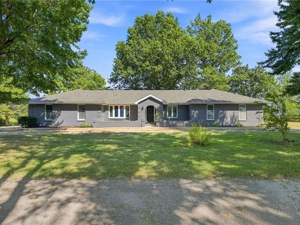 16413 Quinn Road, Smithville, MO 64089