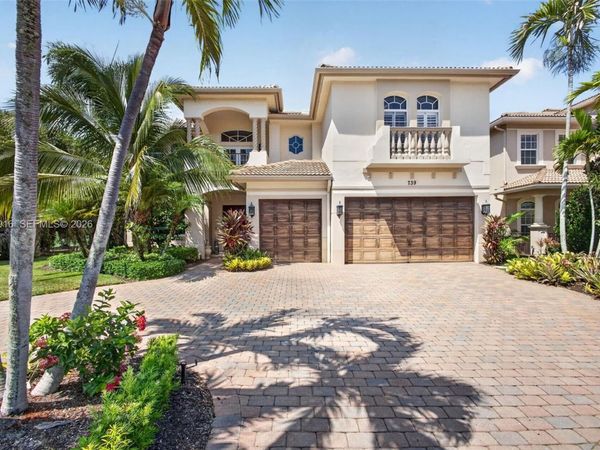 739 Cote Azur Dr , Palm Beach Gardens, FL 33410