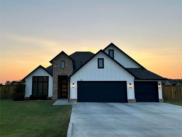 166 N Phillips Street , Skiatook, OK 74070
