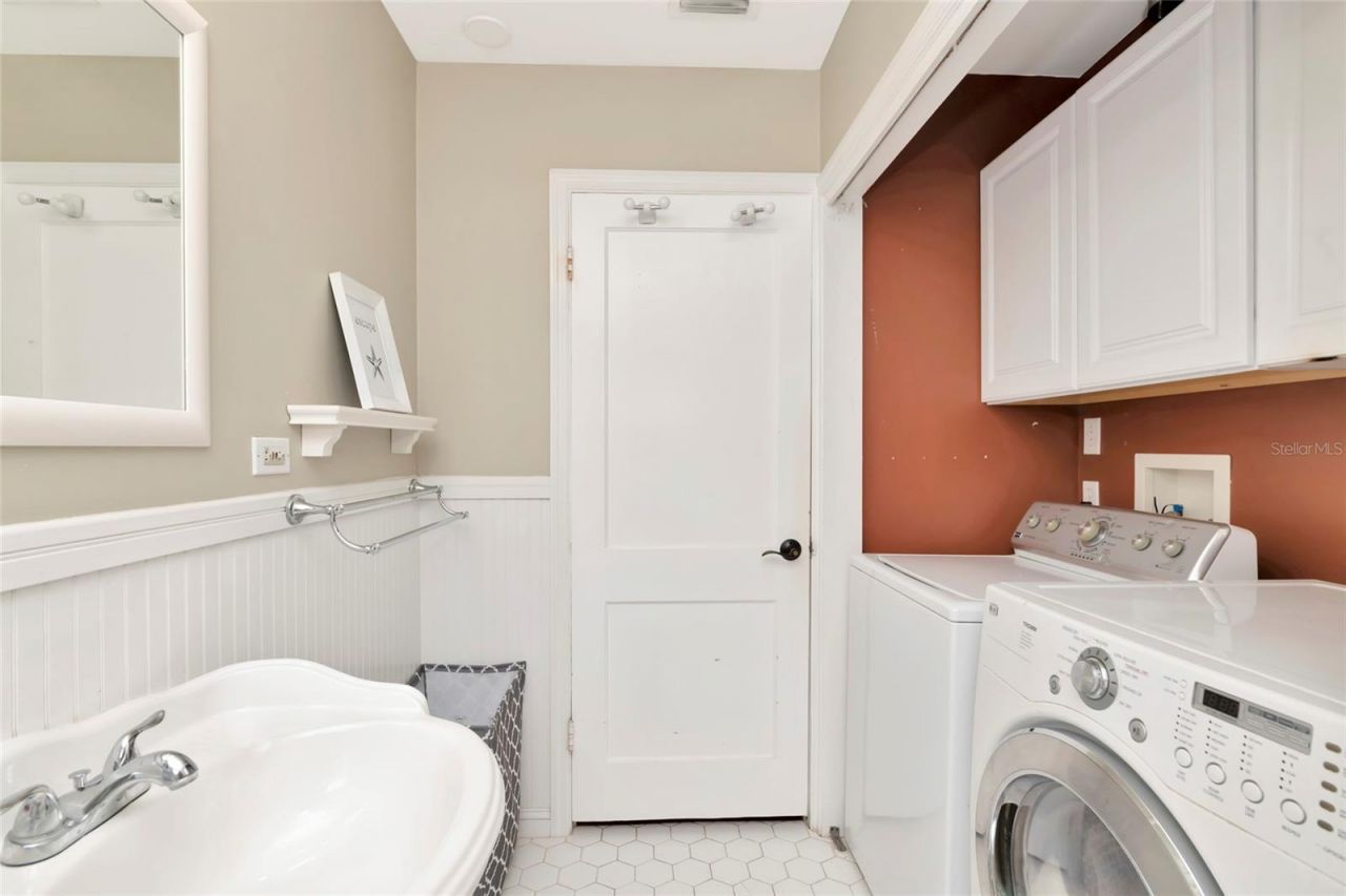 1712 Siesta Drive, Sarasota, FL 34239 Photo