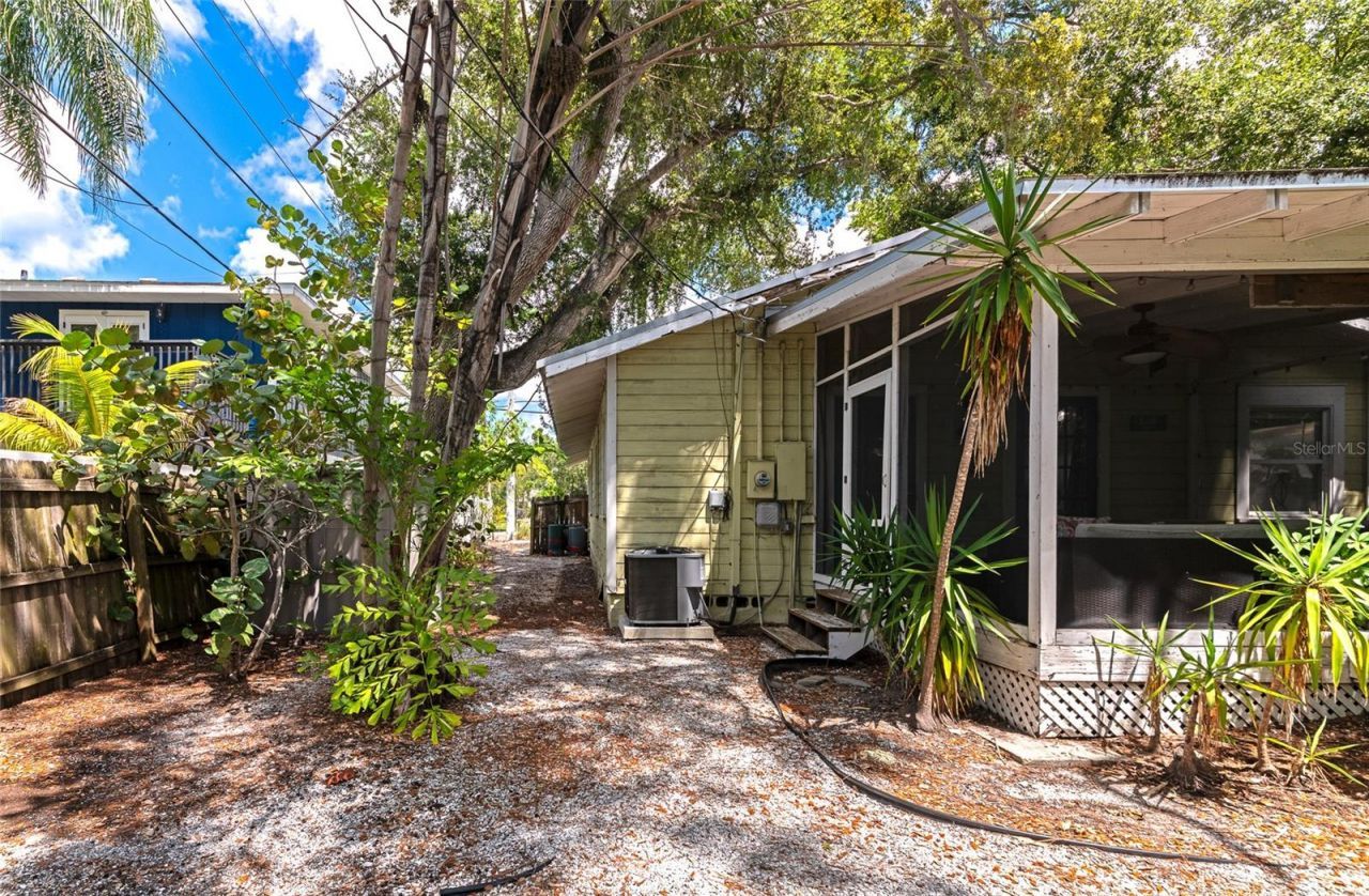 1712 Siesta Drive, Sarasota, FL 34239 Photo