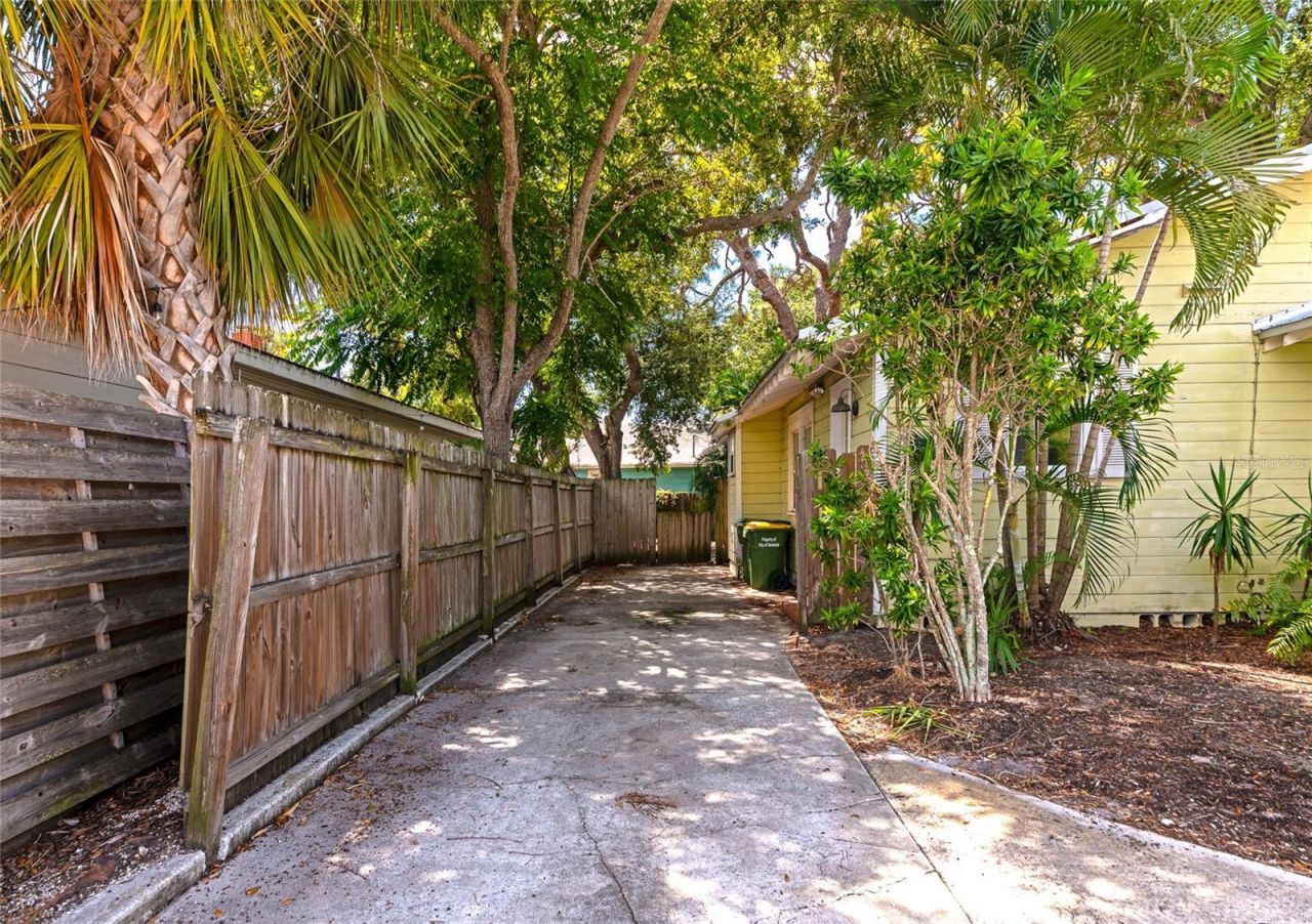 1712 Siesta Drive, Sarasota, FL 34239 Photo