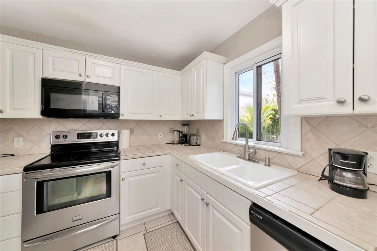 1712 Siesta Drive, Sarasota, FL 34239 Photo